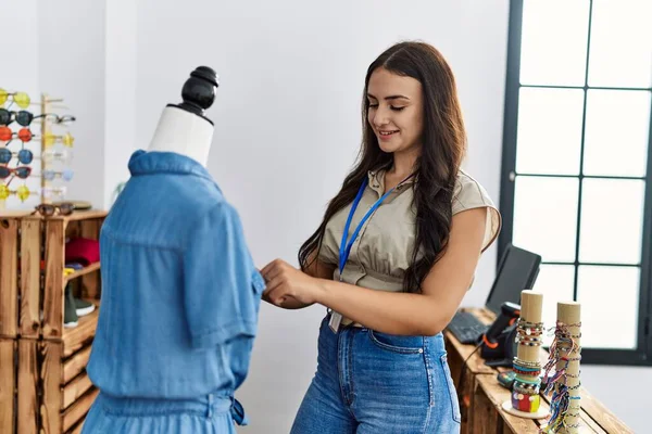 若い白人女性が自信を持って衣料品店で働く笑顔 — ストック写真