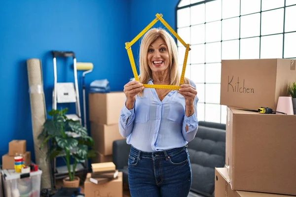 Middle Age Blonde Woman Moving New Home Celebrating Crazy Amazed — Stockfoto