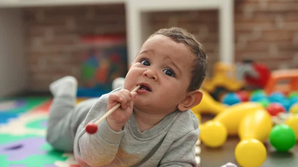 Schattige Spaanse Baby Bijtende Houten Stok Liggend Vloer Kleuterschool — Stockfoto