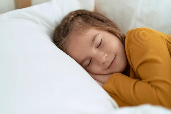 สาวสเปนท กนอนบนเต ยงนอนท องนอน — ภาพถ่ายสต็อก