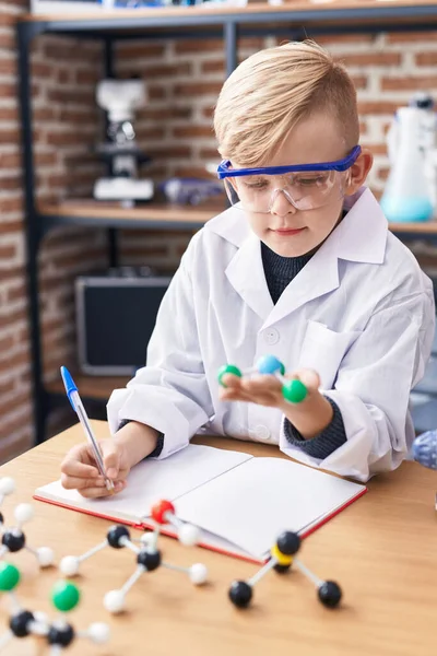 Entzückende Kleinkind Studentin Schreibt Klassenzimmer Auf Notizbuch Mit Molekül — Stockfoto
