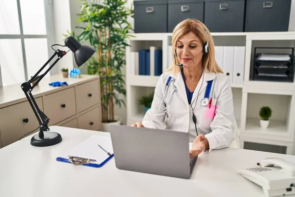 Middle Age Blonde Woman Wearing Doctor Uniform Having Medical Teleconsultation — Stock fotografie