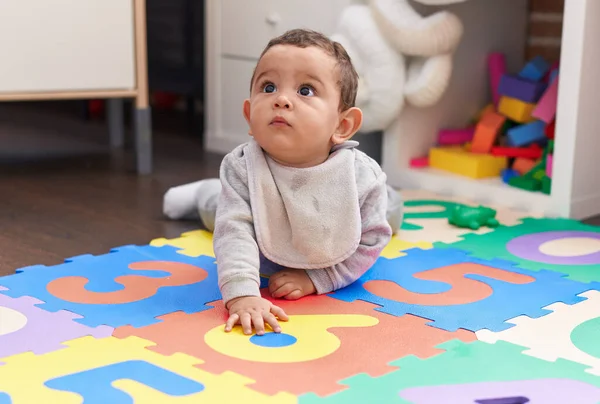 Anaokulunda Yerde Sürünen Sevimli Spanyol Bebek — Stok fotoğraf