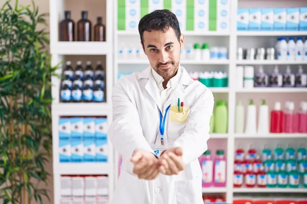 Красивый Латиноамериканец Работающий Аптеке Улыбается Ладонями Принимая Давая Жест Удержание — стоковое фото