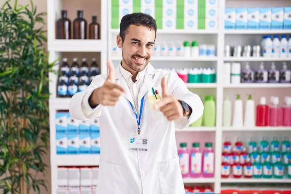 Красивый Латиноамериканец Работающий Аптеке Указывает Пальцем Камеру Счастливым Смешным Лицом — стоковое фото