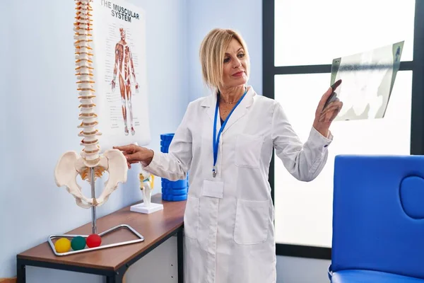 Middle Age Blonde Woman Wearing Physiotherapist Uniform Holding Xray Physiotherapy — Fotografia de Stock