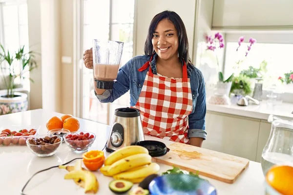 Mulher Morena Hispânica Preparando Smoothie Frutas Com Liquidificador Cozinha — Fotografia de Stock