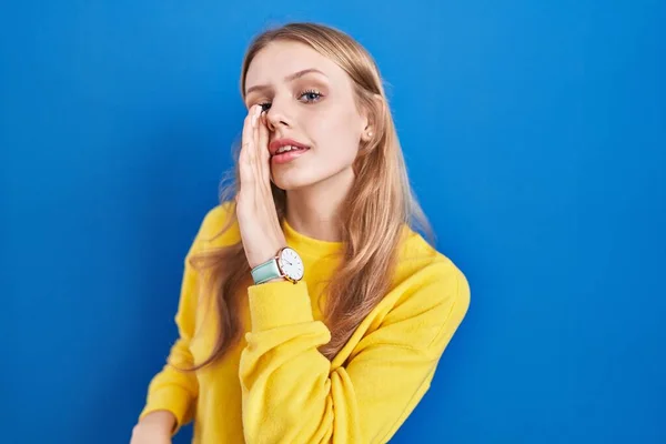 Young Caucasian Woman Standing Blue Background Hand Mouth Telling Secret — Stock Photo, Image