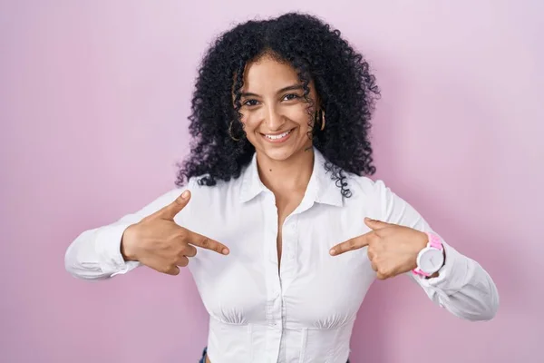 Hispanic Woman Curly Hair Standing Pink Background Looking Confident Smile — Stockfoto