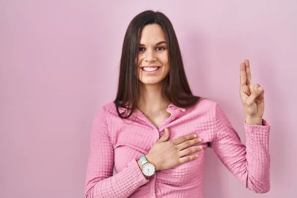 Young Hispanic Woman Standing Pink Background Smiling Swearing Hand Chest — Stock Photo, Image