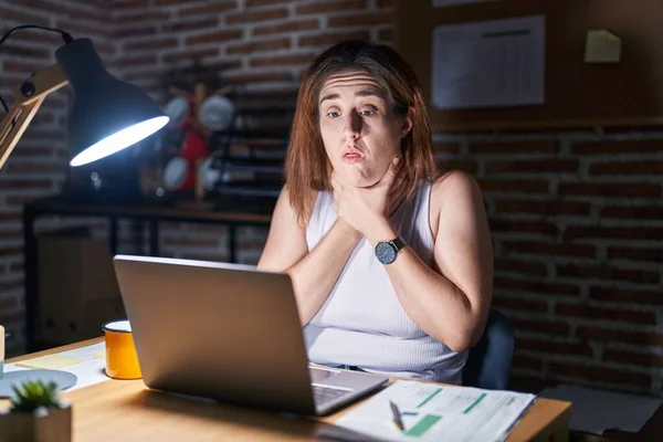 Brunette Woman Working Office Night Shouting Suffocate Because Painful Strangle — Foto Stock