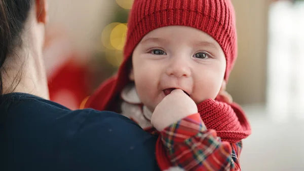 Sevimli Beyaz Bebek Gülümsüyor Annesinin Kollarında Rahatlıyor — Stok fotoğraf