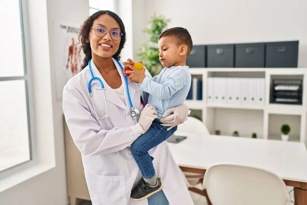 Mother Son Pediatrician Patient Hugging Each Other Clinic — Stock Photo, Image