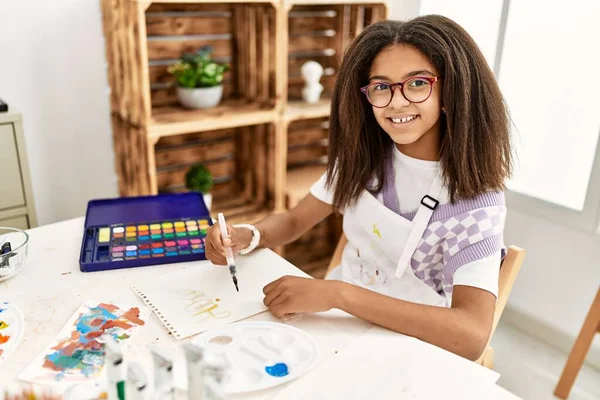 African American Girl Smiling Confident Drawing Art School — ストック写真