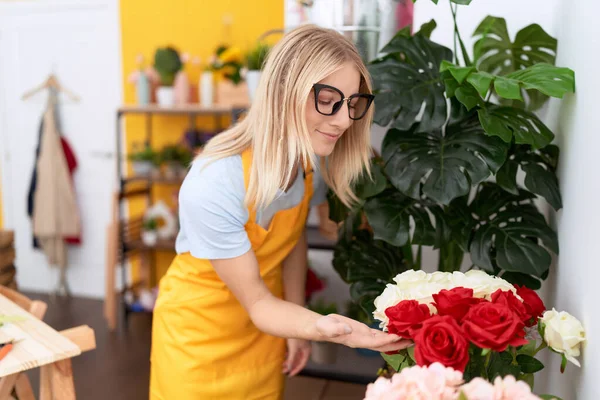 Young Blonde Woman Florist Smiling Confident Touching Flowers Flower Shop — Stockfoto