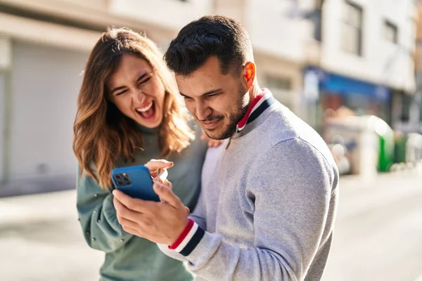 Man Vrouw Glimlachend Vol Vertrouwen Met Smartphone Straat — Stockfoto