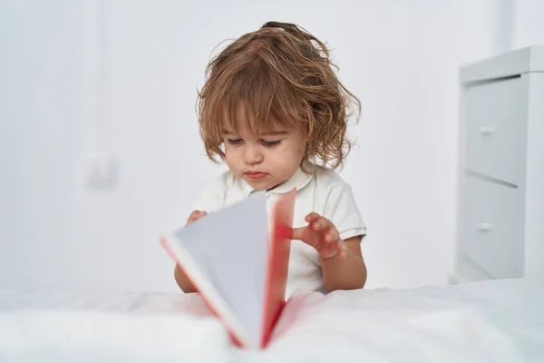Liebenswertes Hispanisches Kleinkind Liest Buch Schlafzimmer — Stockfoto