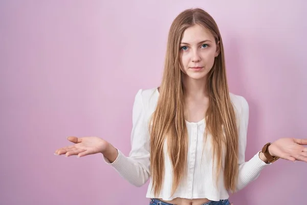Young Caucasian Woman Standing Pink Background Clueless Confused Open Arms — Foto de Stock