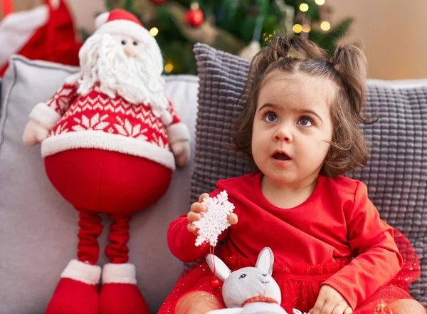 Adorável Menina Hispânica Sentada Sofá Pela Árvore Natal Casa — Fotografia de Stock
