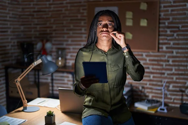 Young African American Braids Working Office Night Mouth Lips Shut —  Fotos de Stock