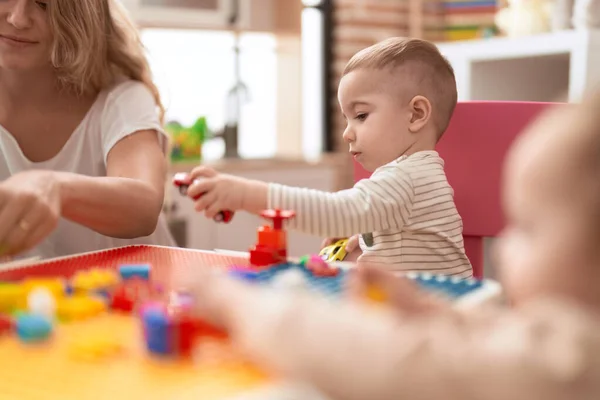 Lehrerin Und Vorschulkind Spielen Kindergarten Mit Autospielzeug Auf Tisch — Stockfoto
