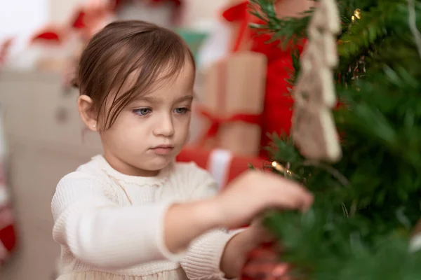 Adorable Chica Decorando Árbol Navidad Pie Casa — Foto de Stock