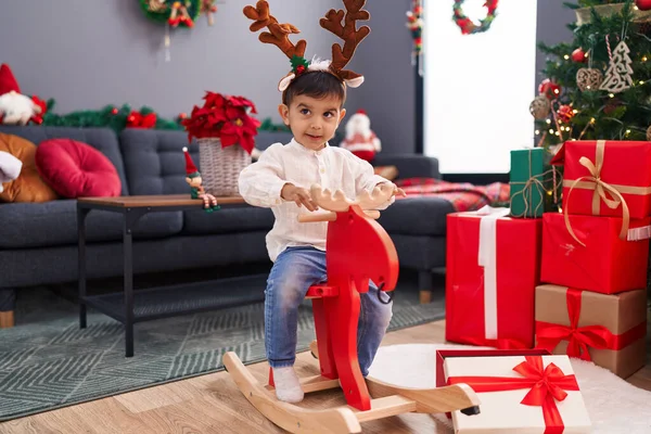 Bedårande Hispanic Barn Leker Med Ren Gungande Julgran Hemma — Stockfoto
