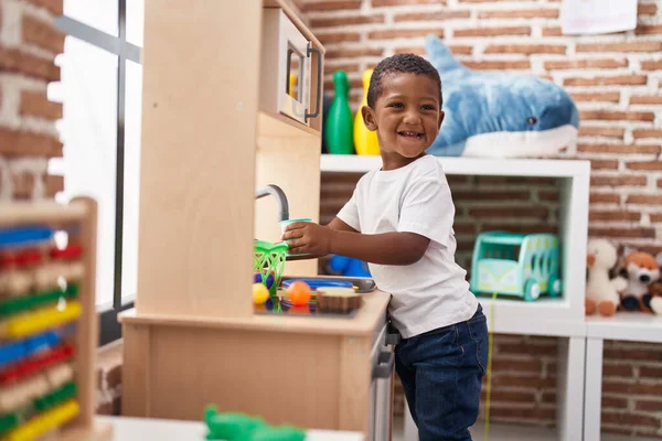 Afrikalı Amerikalı Çocuk Anaokulunda Oyun Mutfağıyla Oynarken Kendinden Emin Gülümsüyor — Stok fotoğraf