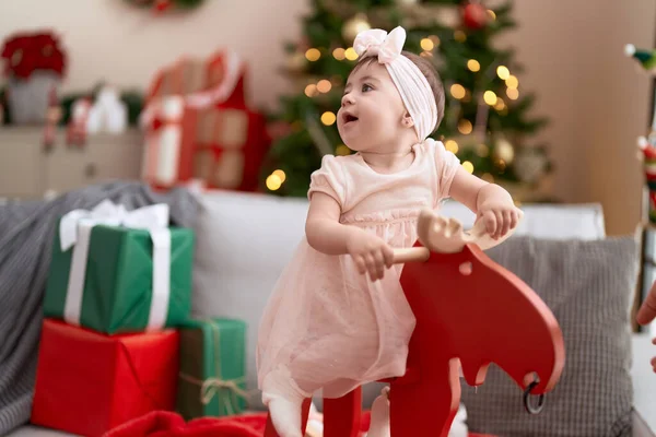 Evdeki Noel Ağacında Sallanan Ren Geyiğiyle Oynayan Sevimli Bebek — Stok fotoğraf
