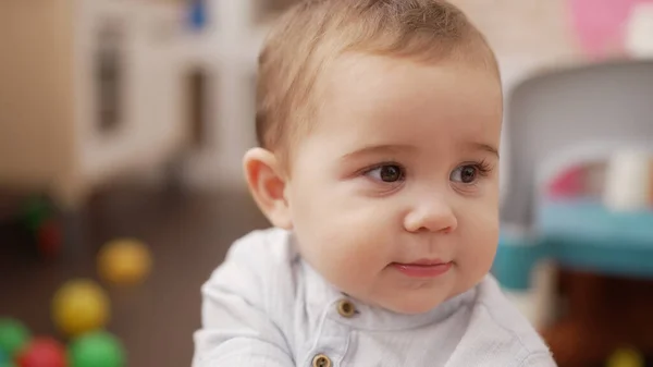 Bedårande Småbarn Står Med Allvarliga Uttryck Dagis — Stockfoto