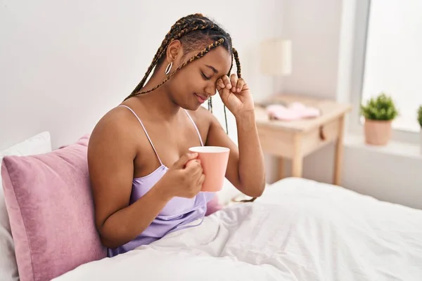 Femeie Afro Americană Stând Pat Căscând Bând Cafea Dormitor — Fotografie, imagine de stoc