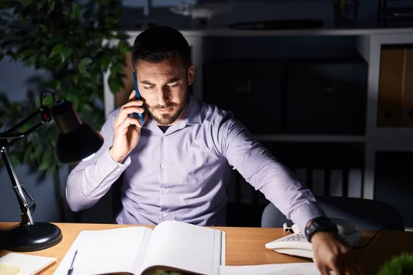 Young Hispanic Man Business Worker Talking Smartphone Working Overtime Office — Foto de Stock