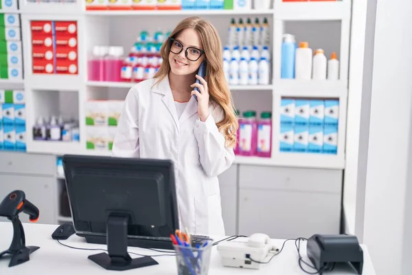 Young Woman Pharmacist Talking Smartphone Using Computer Pharmacy — Photo