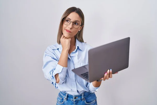 Młoda Kobieta Używająca Laptopa Komputerowego Ręką Podbródku Myśląca Pytaniu Przewrotnym — Zdjęcie stockowe