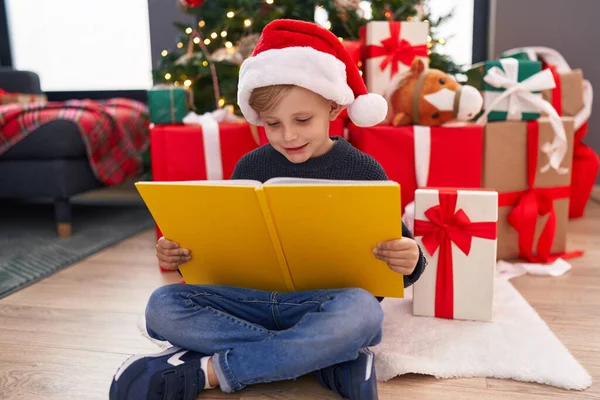 Adorável Criança Ler Livro Sentado Árvore Natal Casa — Fotografia de Stock