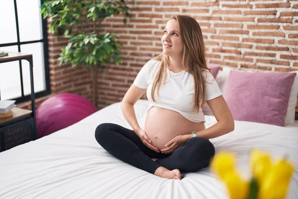 Νεαρή Έγκυος Γυναίκα Χαμογελά Αυτοπεποίθηση Αγγίζοντας Κοιλιά Στο Υπνοδωμάτιο — Φωτογραφία Αρχείου
