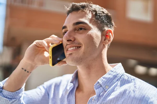 Jeune Homme Hispanique Souriant Confiant Parler Sur Smartphone Rue — Photo