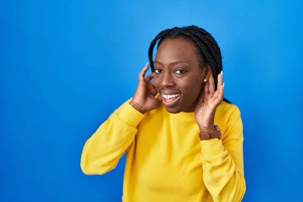 Beautiful Black Woman Standing Blue Background Trying Hear Both Hands — Stock Photo, Image