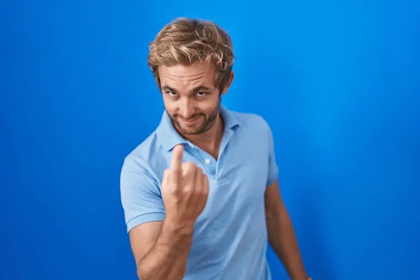 Caucasian Man Standing Blue Background Beckoning Come Here Gesture Hand — Stockfoto