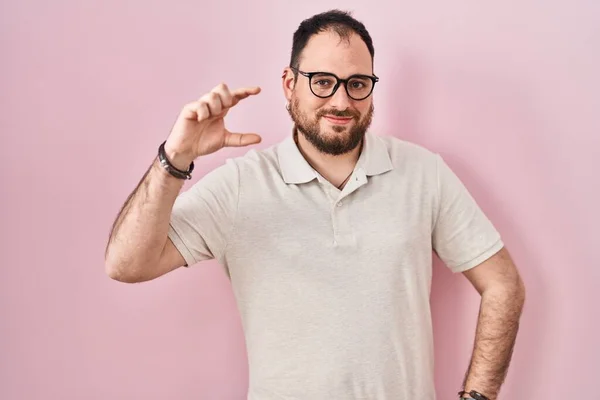 Size Hispanic Man Beard Standing Pink Background Smiling Confident Gesturing — Stockfoto