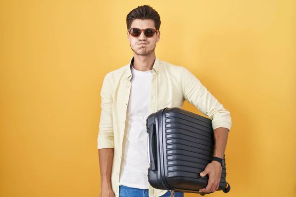 Junger Hispanischer Mann Mit Koffer Der Den Sommerurlaub Fährt Und — Stockfoto