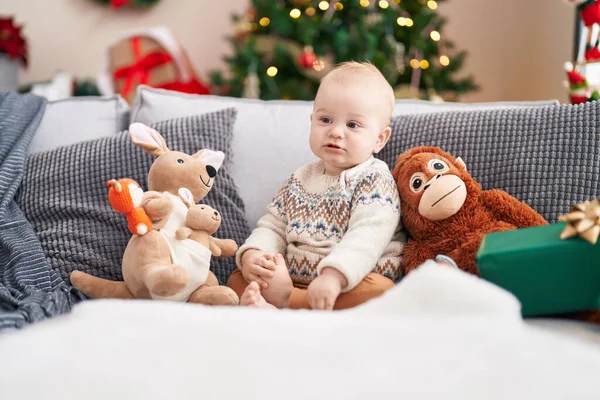 Bedårande Kaukasiskt Barn Sitter Soffan Vid Julgranen Med Avslappnat Uttryck — Stockfoto