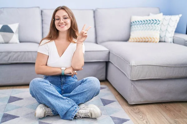 Young Caucasian Woman Sitting Floor Living Room Smiling Happy Face — Stock Photo, Image