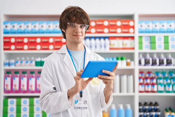 Giovane Biondo Uomo Farmacista Utilizzando Touchpad Lavoro Farmacia — Foto Stock