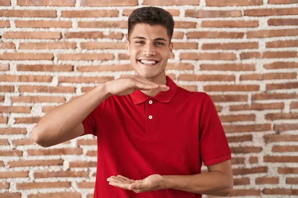 Duvarın Başında Dikilen Genç Spanyol Adam Elleriyle Işaret Ediyor Büyük — Stok fotoğraf