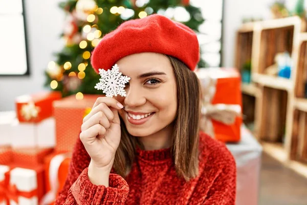 Mladý Hispánec Dívka Drží Hvězda Vánoční Výzdoba Přes Oko Sedí — Stock fotografie