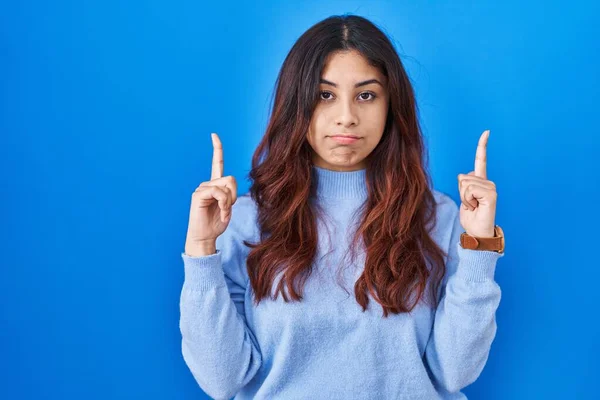Hispanic Young Woman Standing Blue Background Pointing Looking Sad Upset — Stock Photo, Image