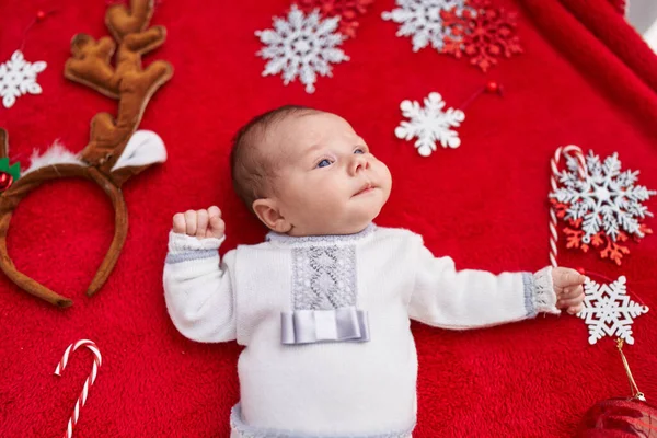 可爱的高加索婴儿躺在地板上 在孤立的红色背景上装饰着圣诞节 — 图库照片