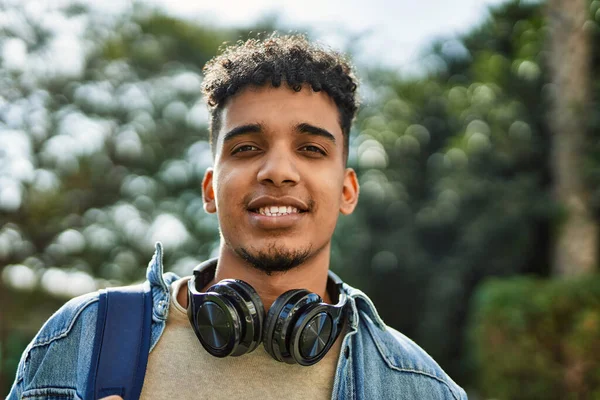 Üniversite Kampüsünde Kulaklık Takmış Gülümseyen Spanyol Genç Adam — Stok fotoğraf