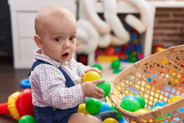 Adorável Bebê Caucasiano Brincando Com Bolas Sentadas Chão Jardim Infância — Fotografia de Stock